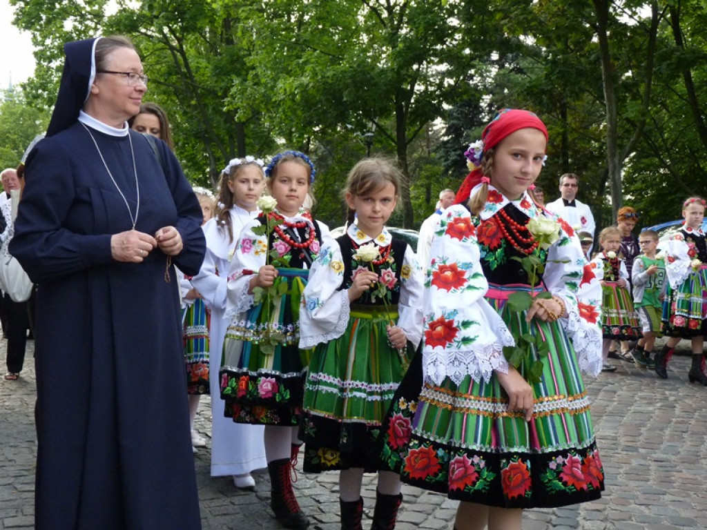 Matka Boża szła w szpalerze róż