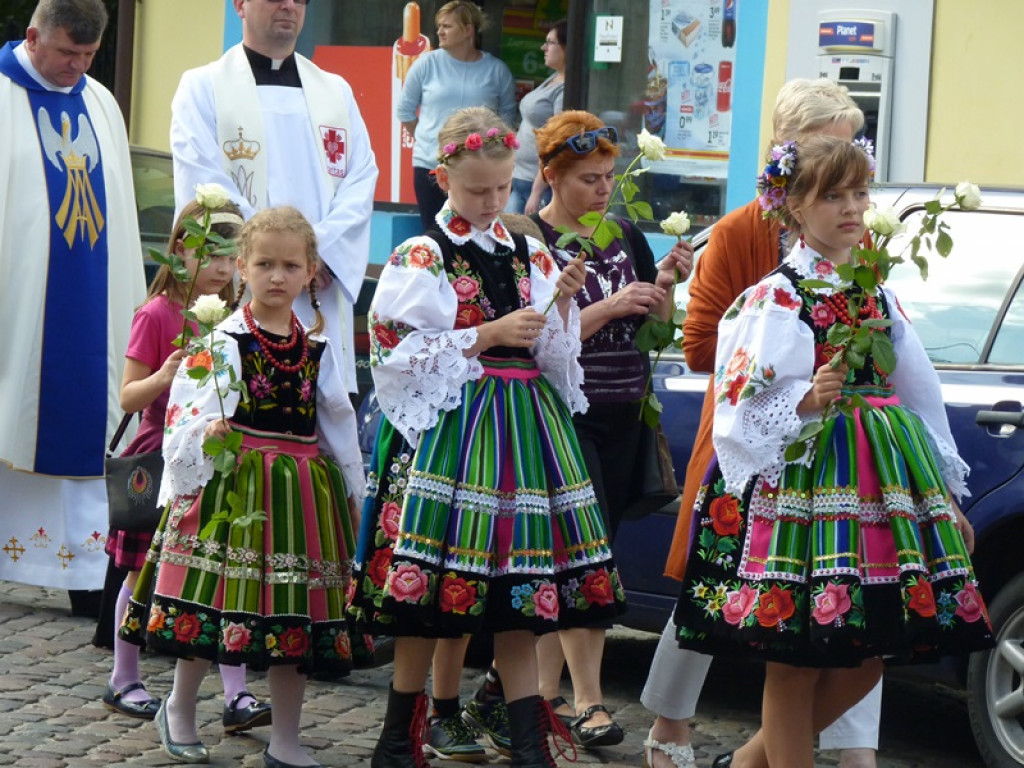 Matka Boża szła w szpalerze róż