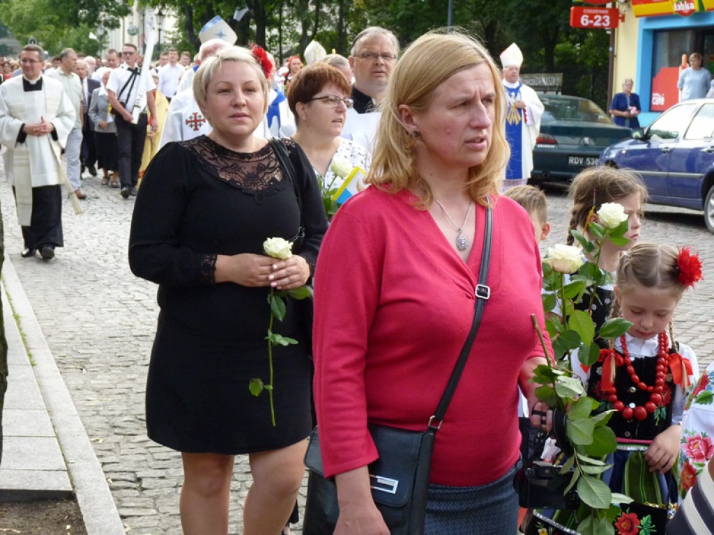 Matka Boża szła w szpalerze róż