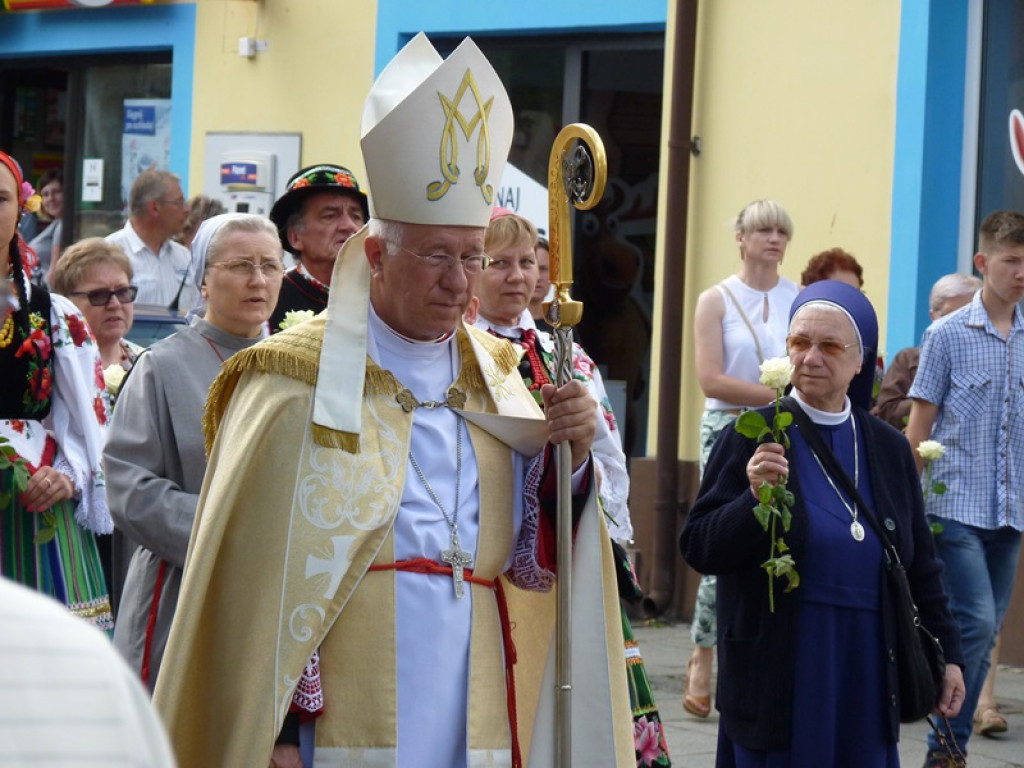 Matka Boża szła w szpalerze róż