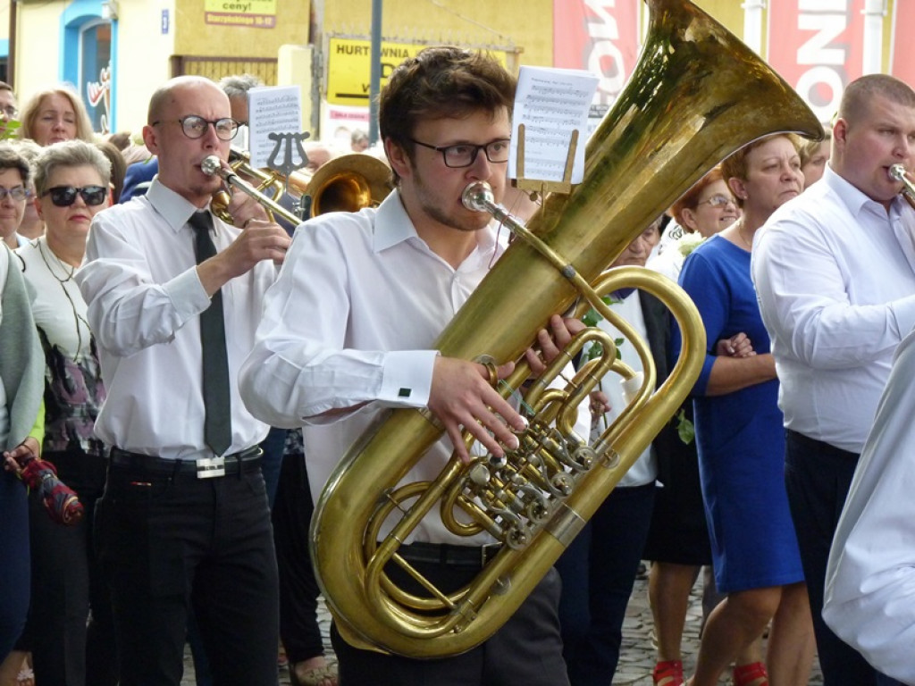 Matka Boża szła w szpalerze róż