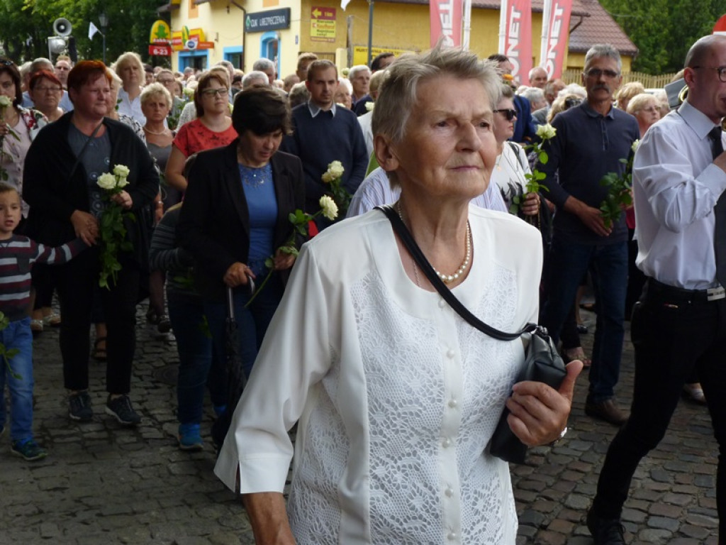 Matka Boża szła w szpalerze róż