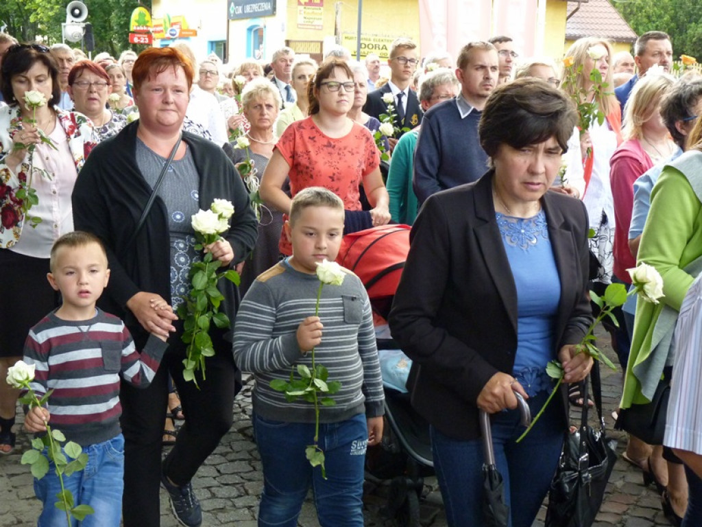 Matka Boża szła w szpalerze róż
