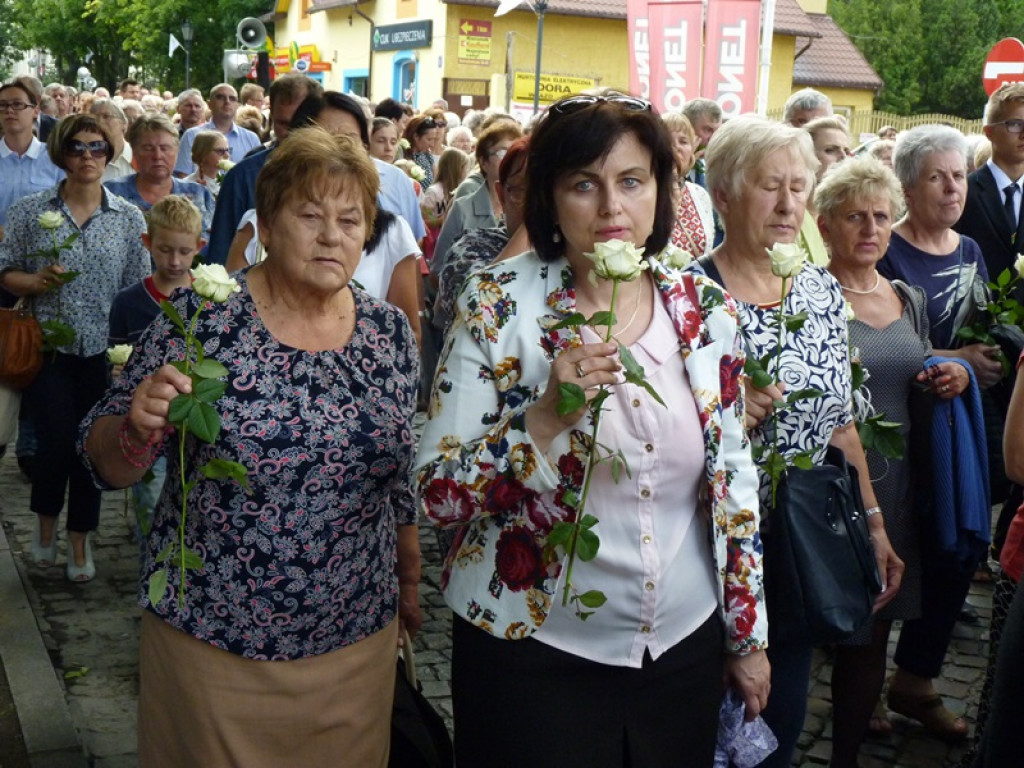 Matka Boża szła w szpalerze róż