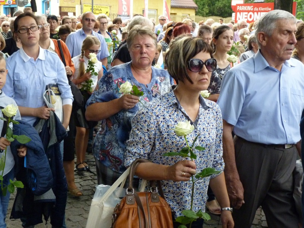 Matka Boża szła w szpalerze róż