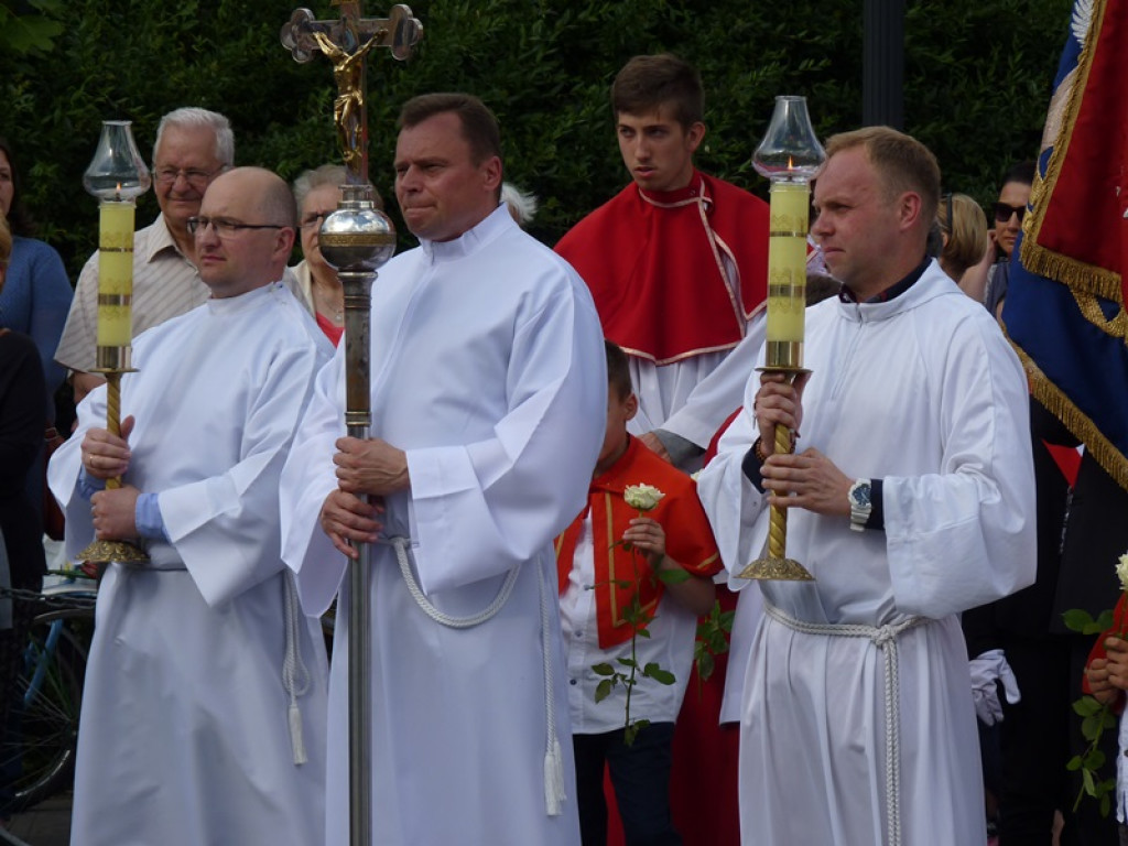 Matka Boża szła w szpalerze róż
