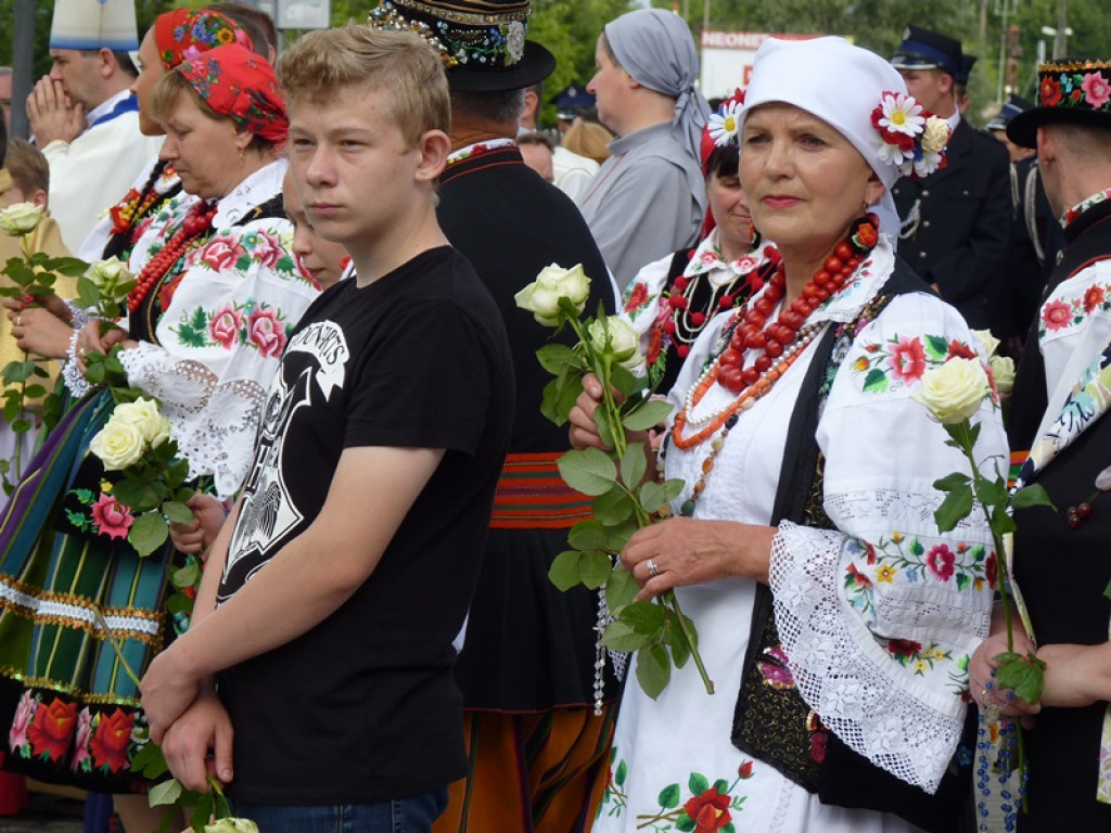 Matka Boża szła w szpalerze róż