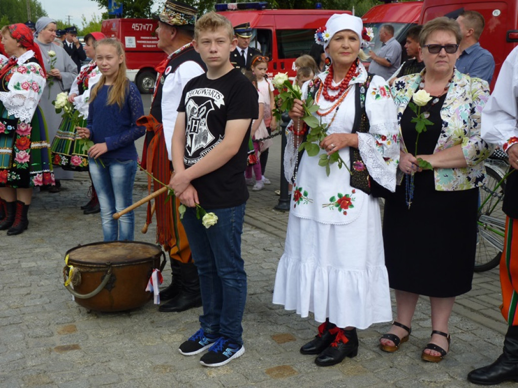 Matka Boża szła w szpalerze róż