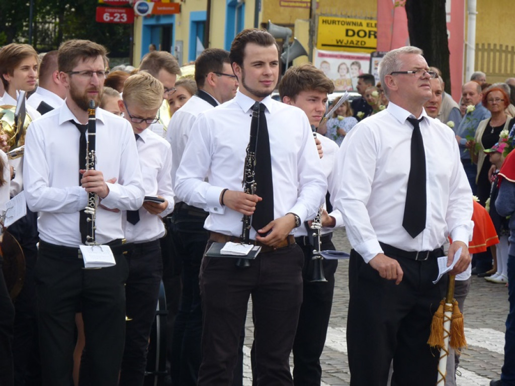 Matka Boża szła w szpalerze róż