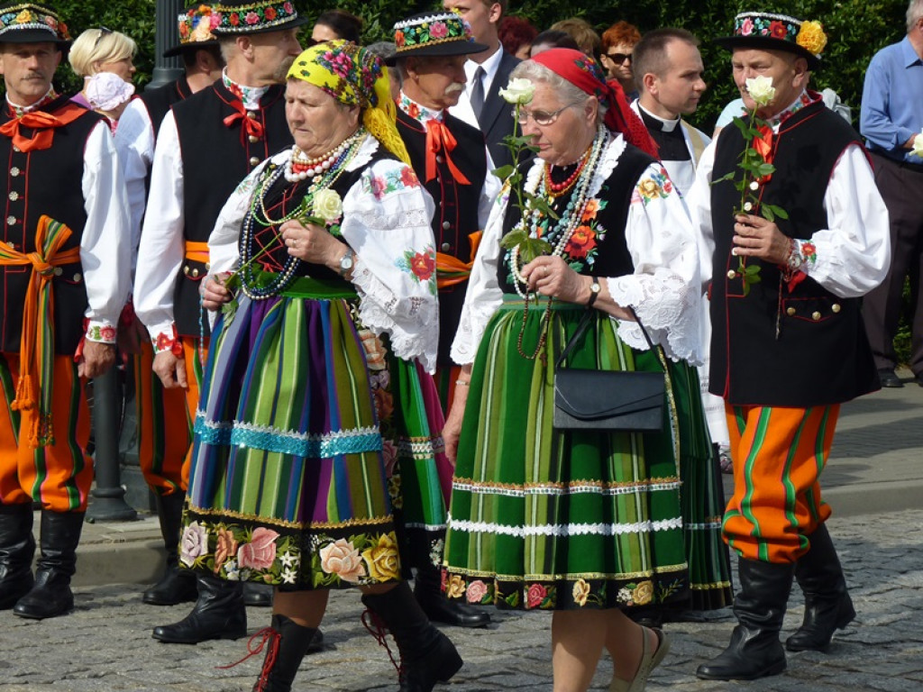 Matka Boża szła w szpalerze róż