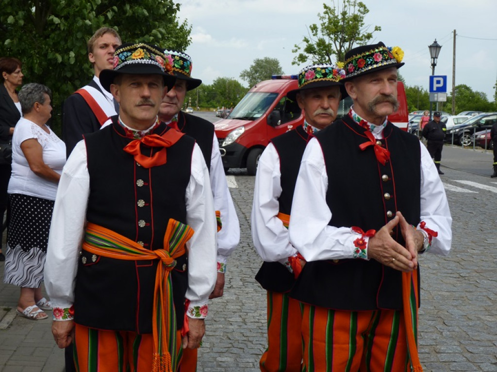 Matka Boża szła w szpalerze róż