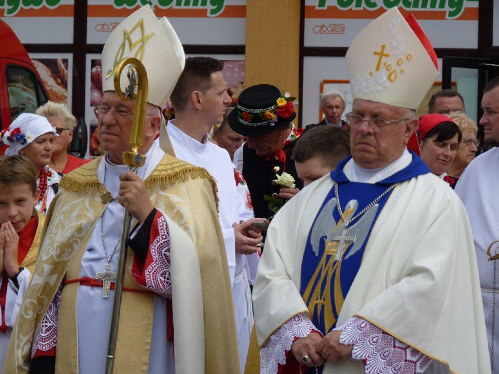 Matka Boża szła w szpalerze róż