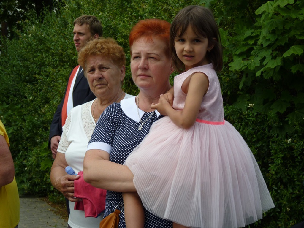 Matka Boża szła w szpalerze róż