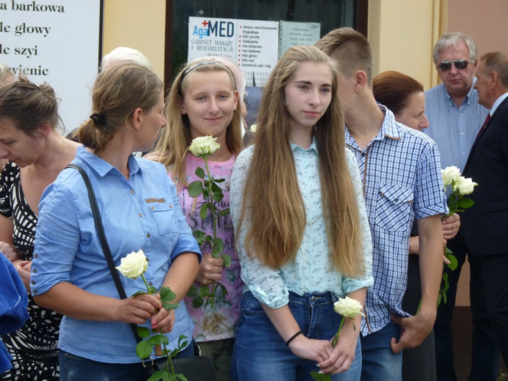 Matka Boża szła w szpalerze róż