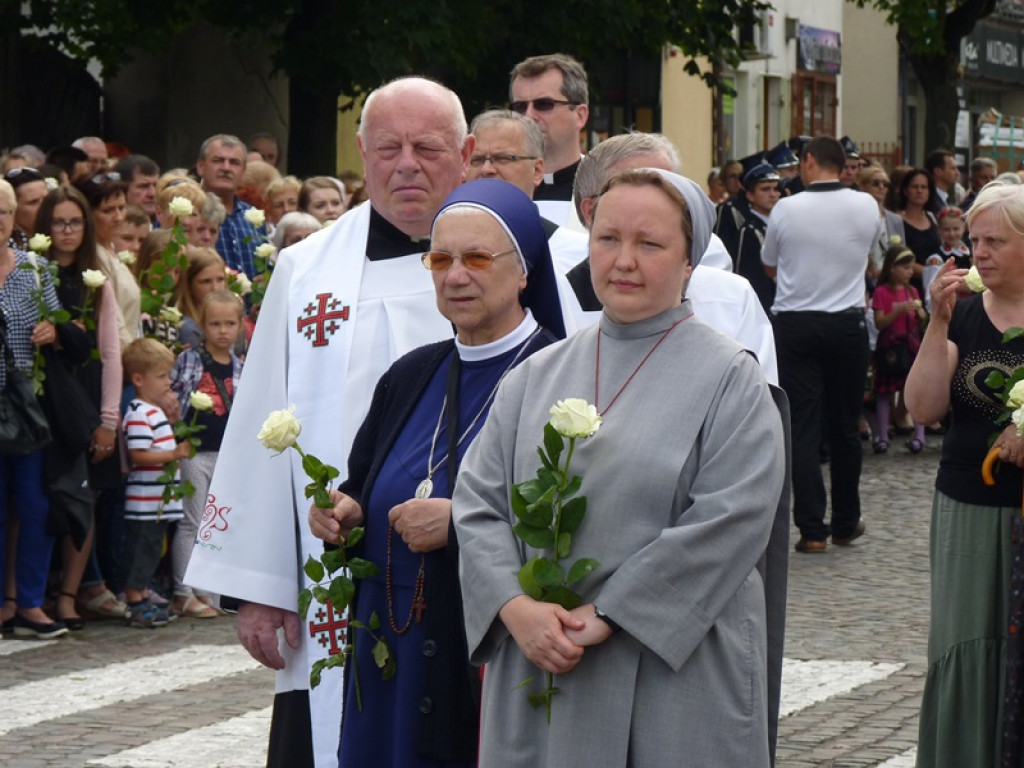 Matka Boża szła w szpalerze róż