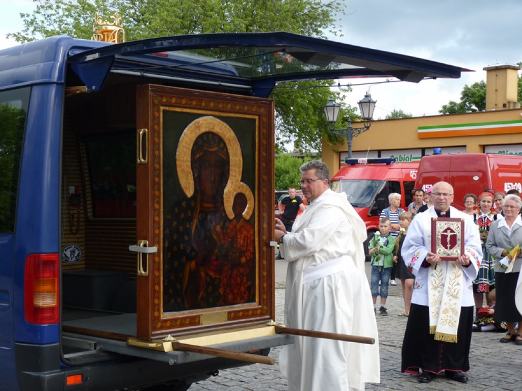 Matka Boża szła w szpalerze róż