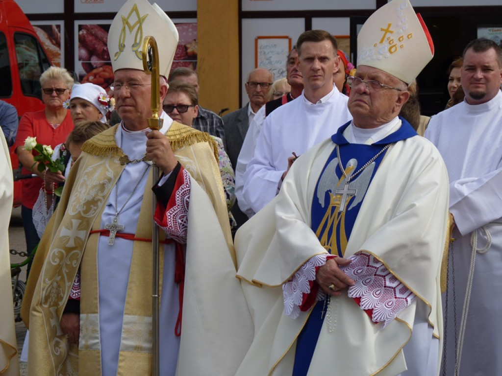 Matka Boża szła w szpalerze róż