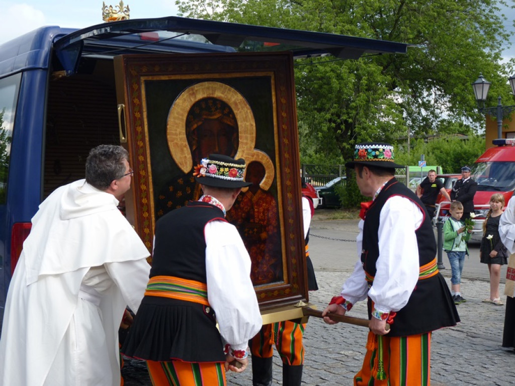 Matka Boża szła w szpalerze róż