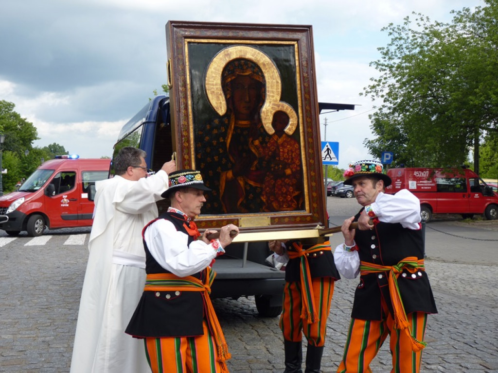 Matka Boża szła w szpalerze róż