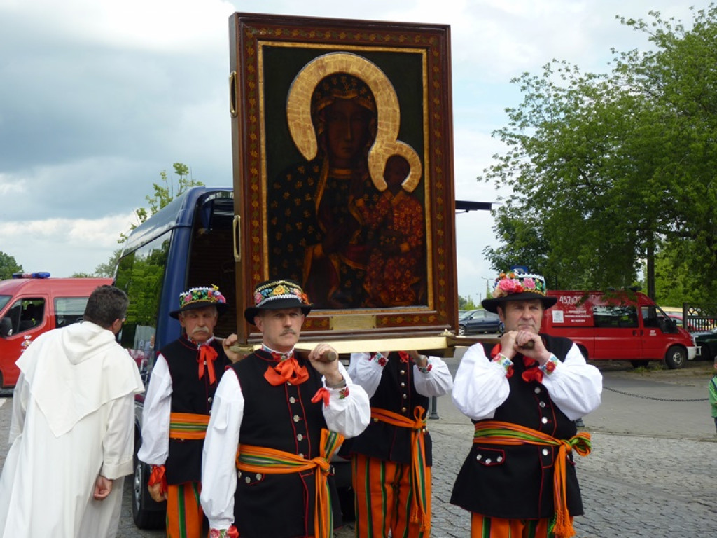 Matka Boża szła w szpalerze róż