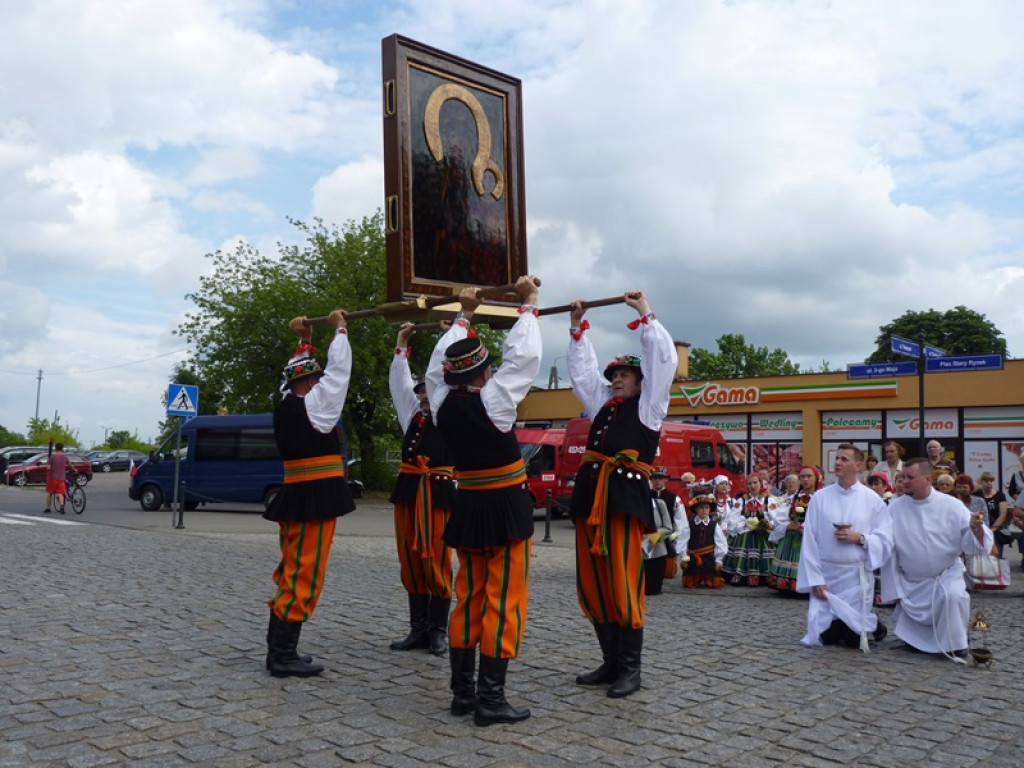 Matka Boża szła w szpalerze róż