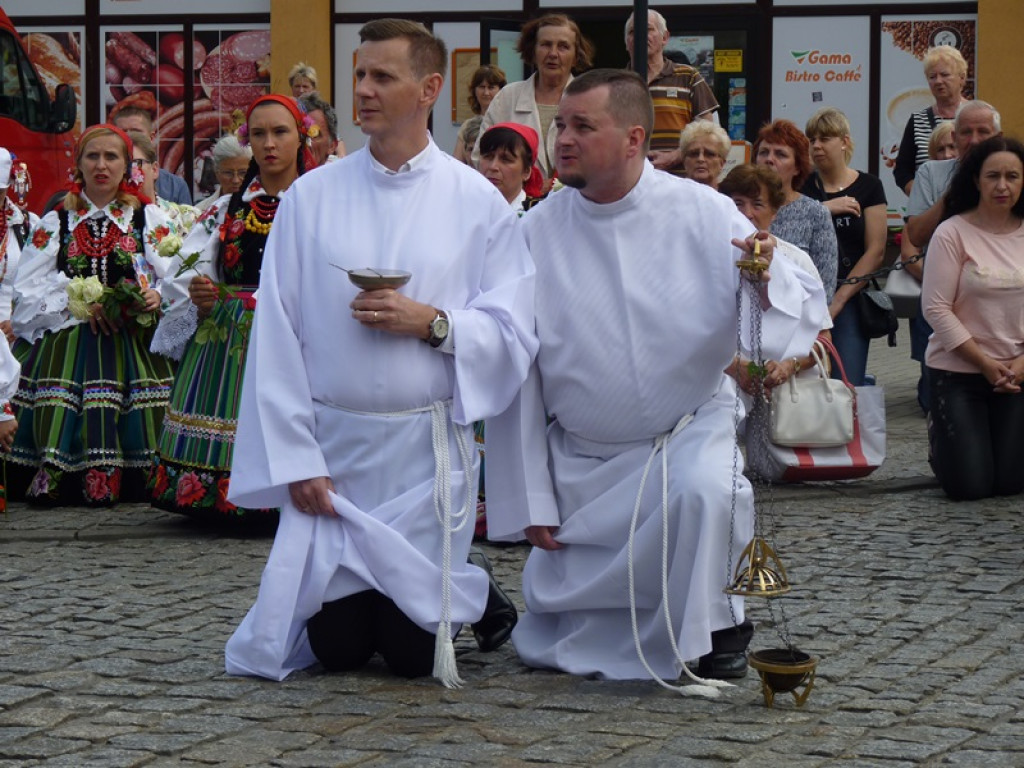 Matka Boża szła w szpalerze róż
