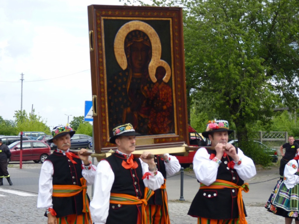 Matka Boża szła w szpalerze róż