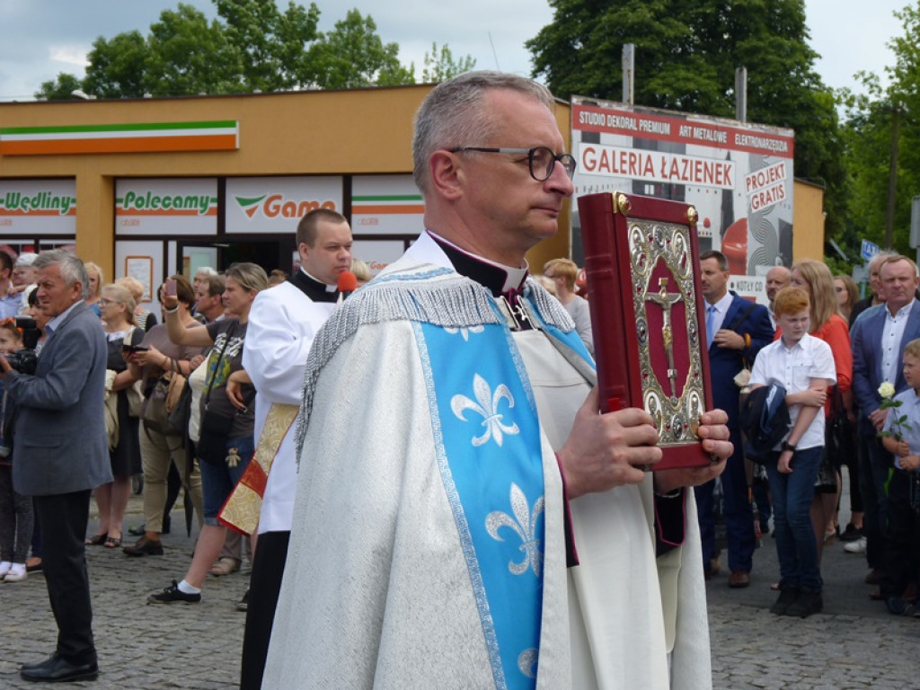 Matka Boża szła w szpalerze róż