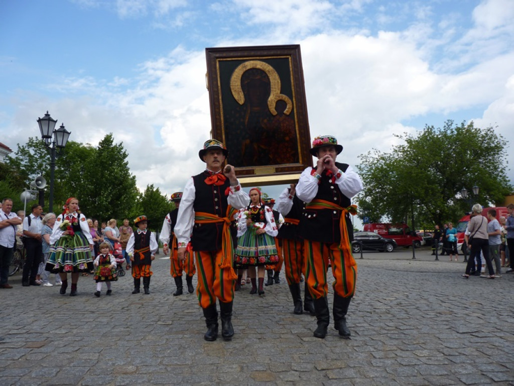 Matka Boża szła w szpalerze róż