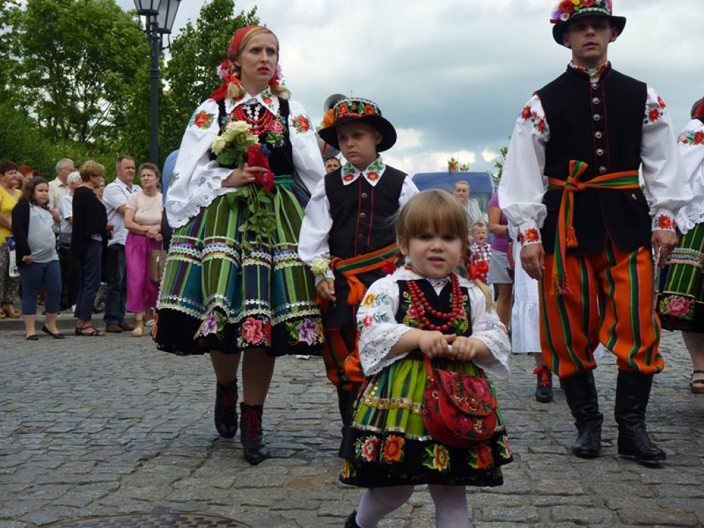 Matka Boża szła w szpalerze róż