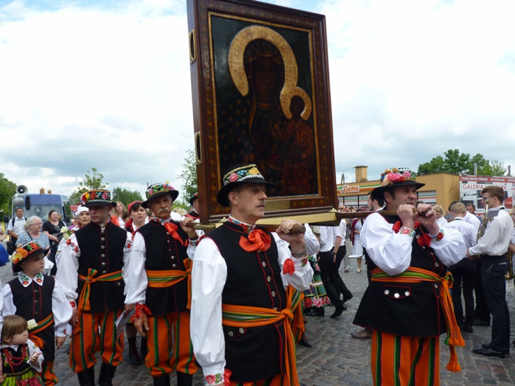 Matka Boża szła w szpalerze róż