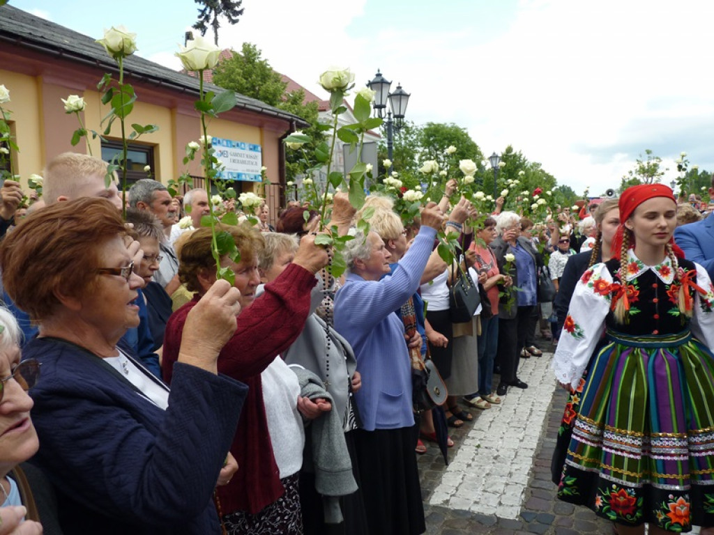 Matka Boża szła w szpalerze róż
