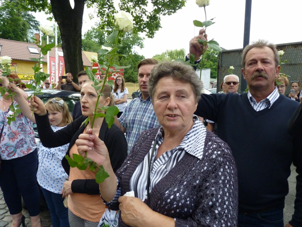 Matka Boża szła w szpalerze róż