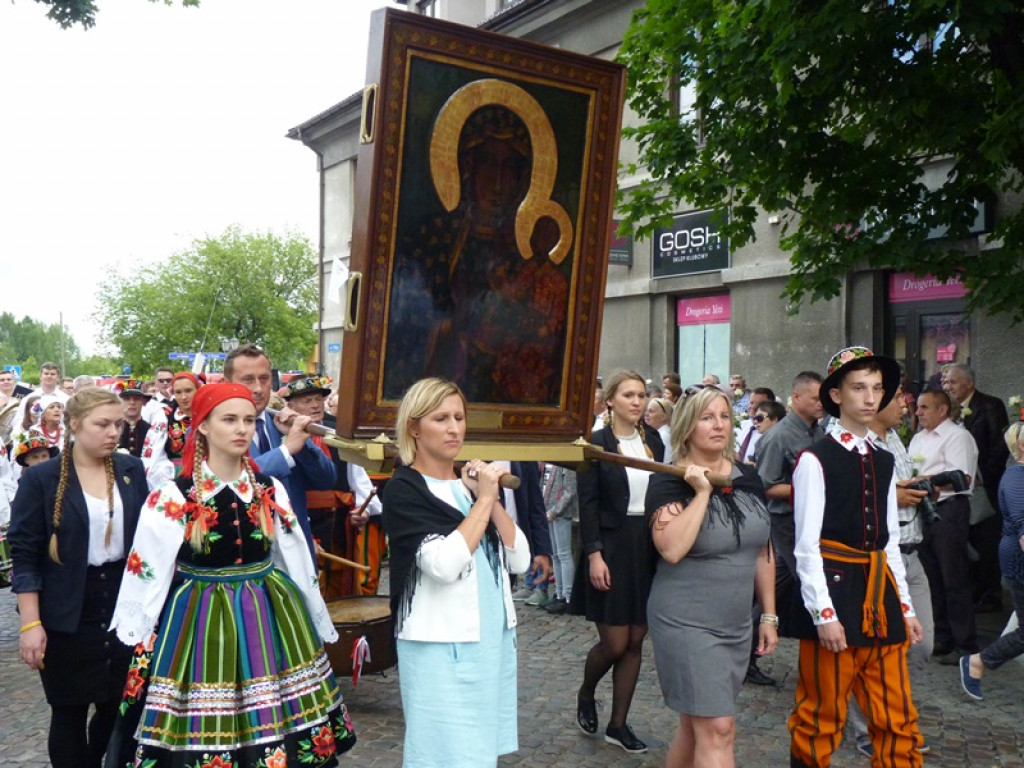 Matka Boża szła w szpalerze róż