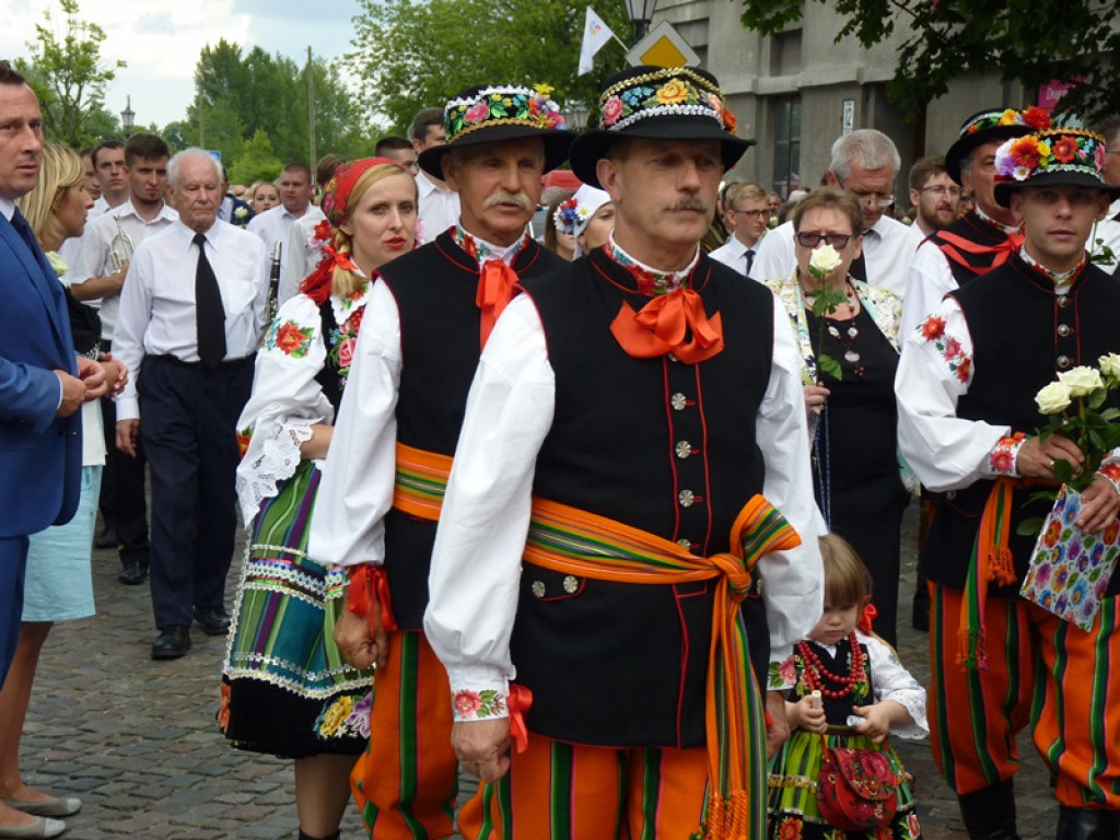 Matka Boża szła w szpalerze róż