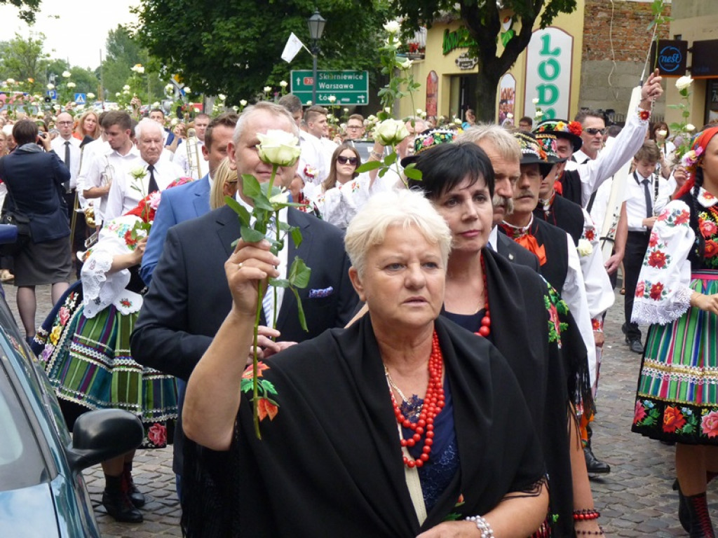Matka Boża szła w szpalerze róż