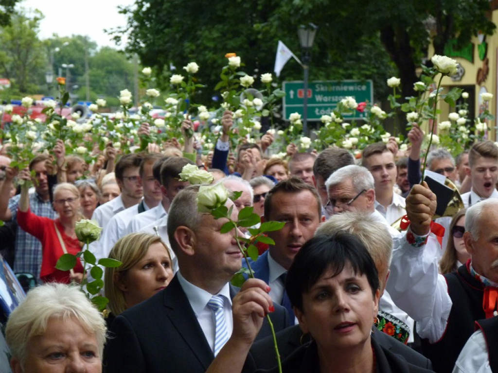 Matka Boża szła w szpalerze róż