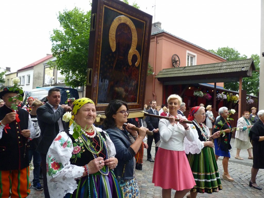 Matka Boża szła w szpalerze róż