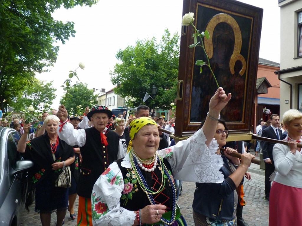 Matka Boża szła w szpalerze róż