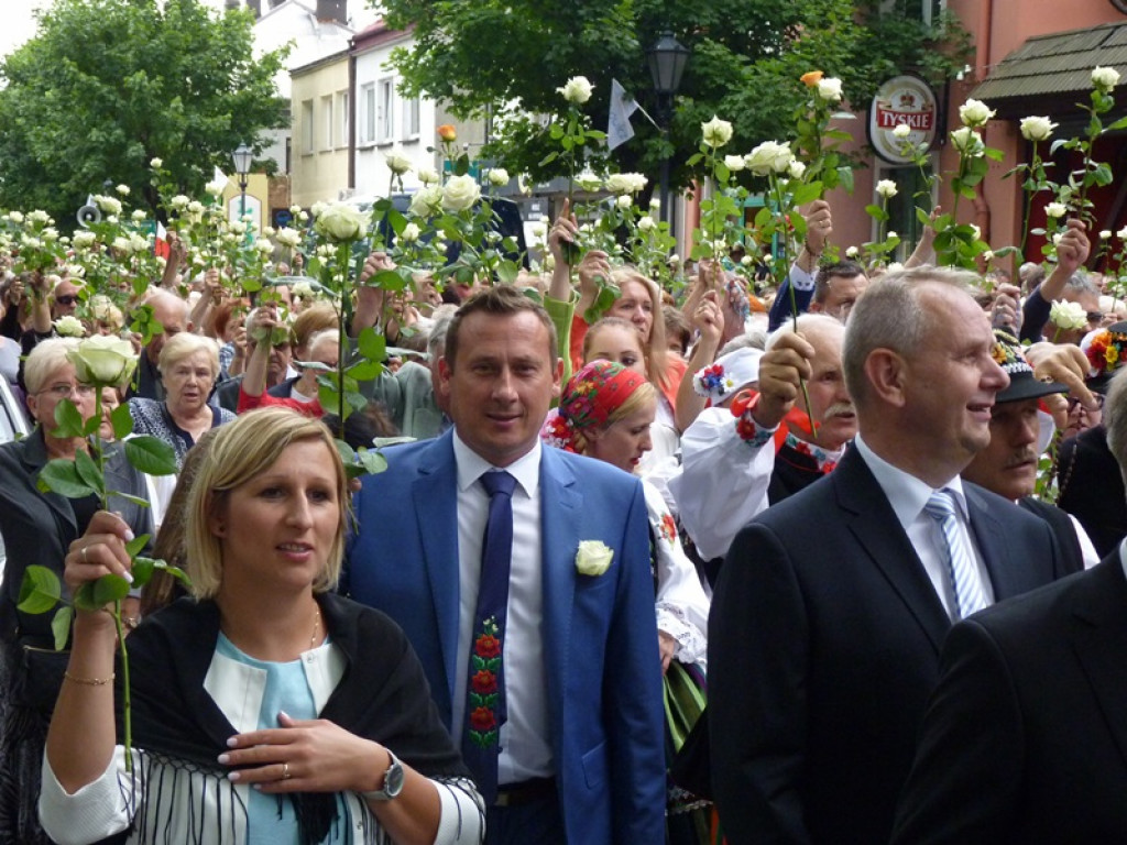 Matka Boża szła w szpalerze róż