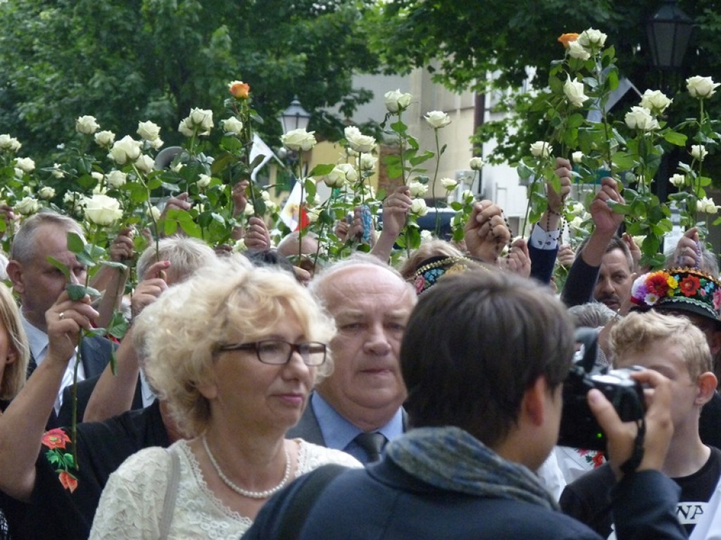 Matka Boża szła w szpalerze róż