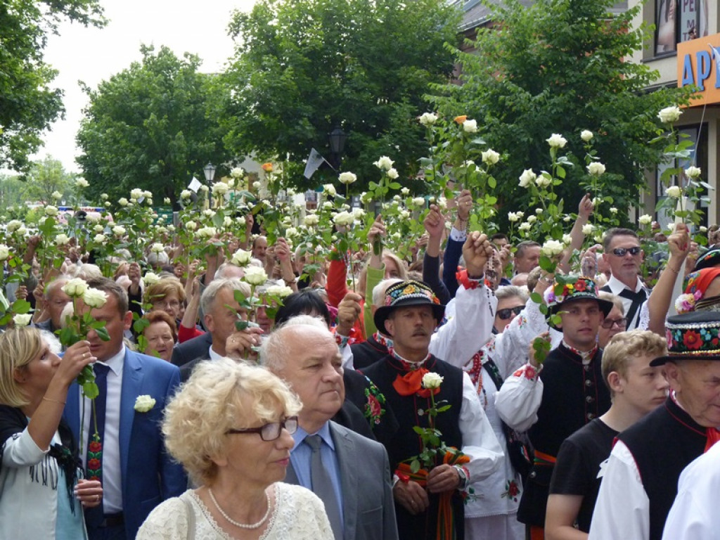 Matka Boża szła w szpalerze róż