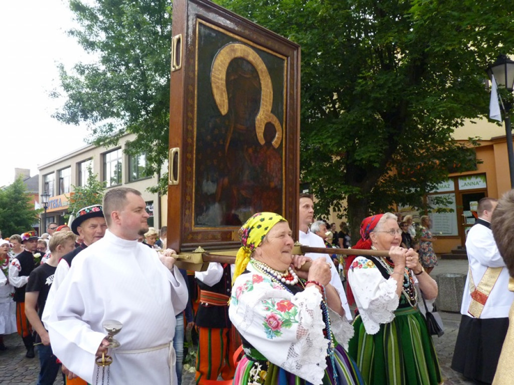 Matka Boża szła w szpalerze róż