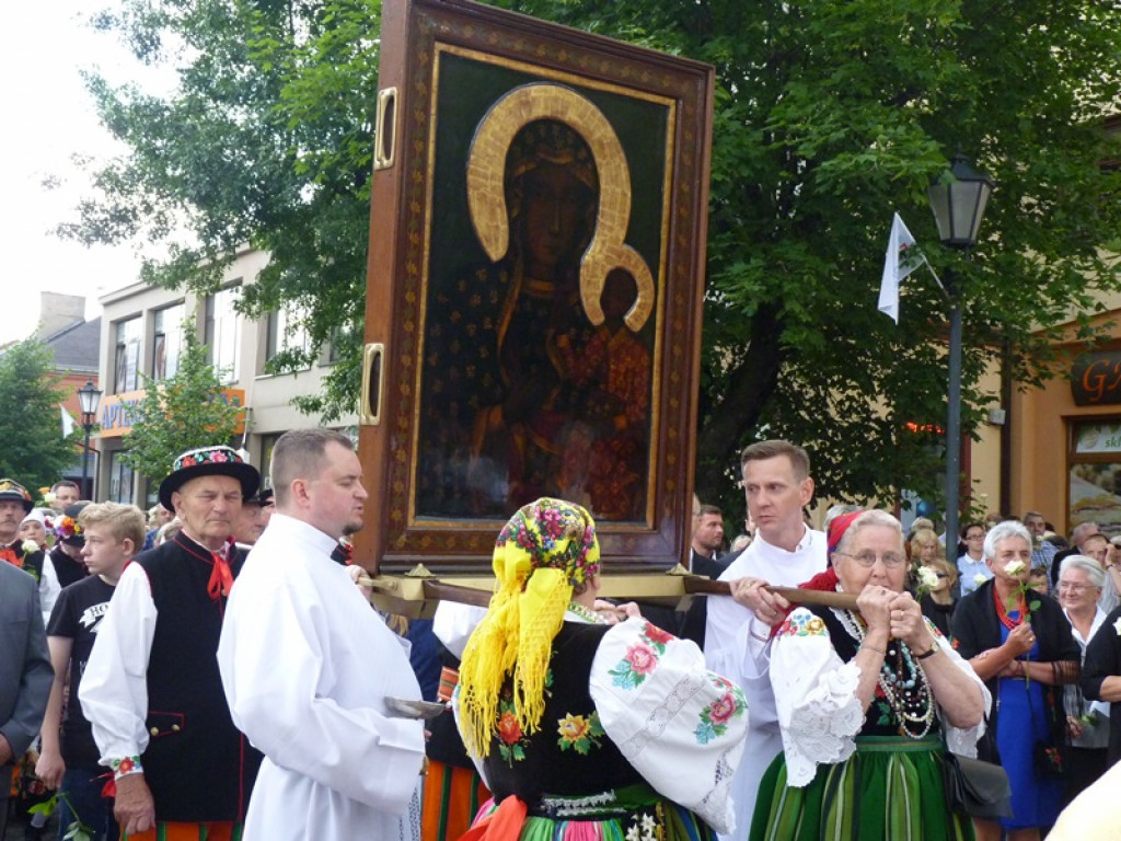 Matka Boża szła w szpalerze róż