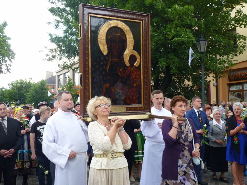 Matka Boża szła w szpalerze róż