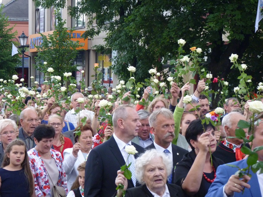 Matka Boża szła w szpalerze róż