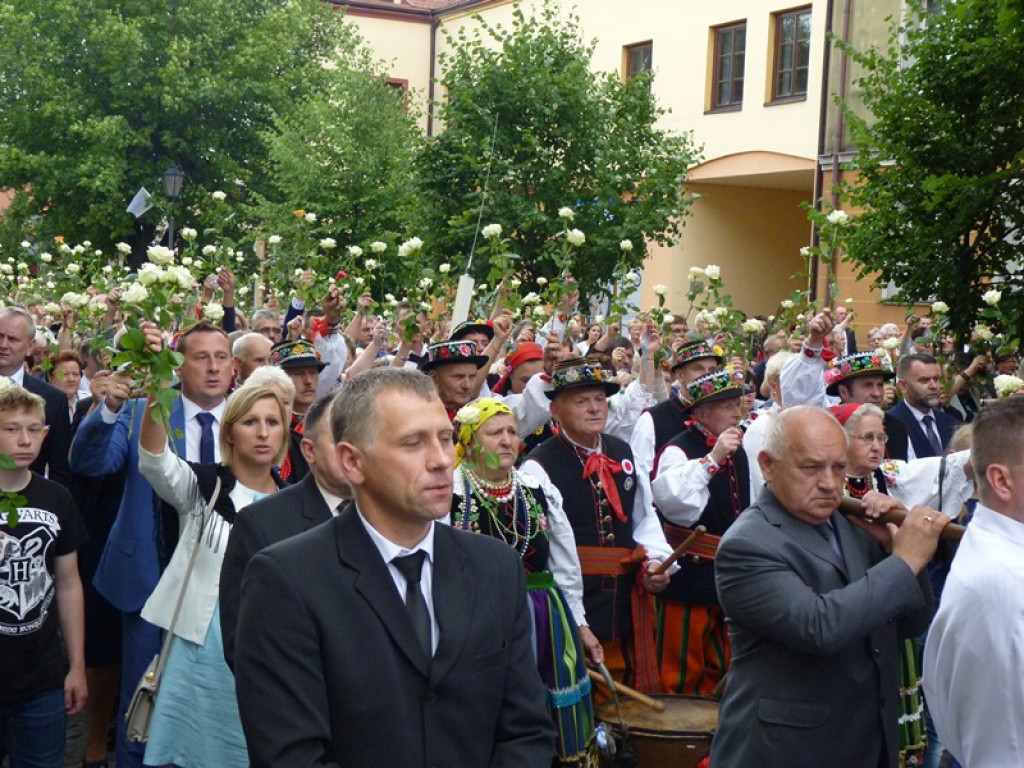 Matka Boża szła w szpalerze róż