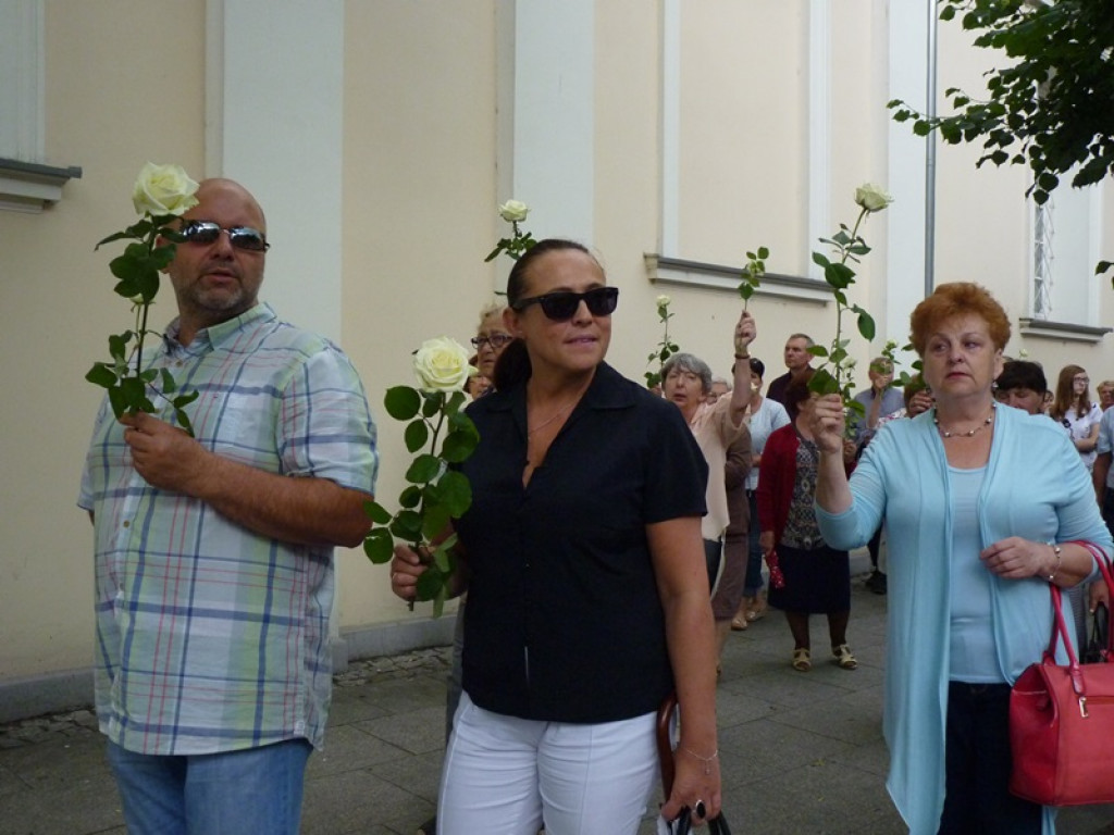 Matka Boża szła w szpalerze róż