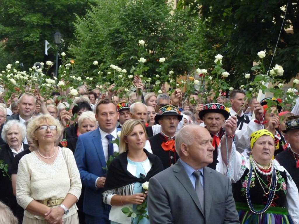 Matka Boża szła w szpalerze róż