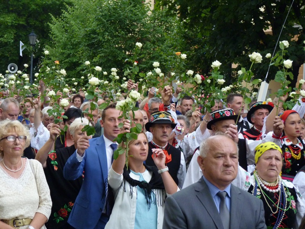 Matka Boża szła w szpalerze róż